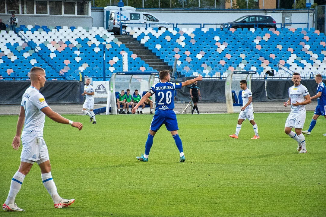 Po 411 dniach Wisła przełamała wyjazdową niemoc! Gol Sekulskiego, kontuzja Biernata [ZDJĘCIA] - Zdjęcie główne