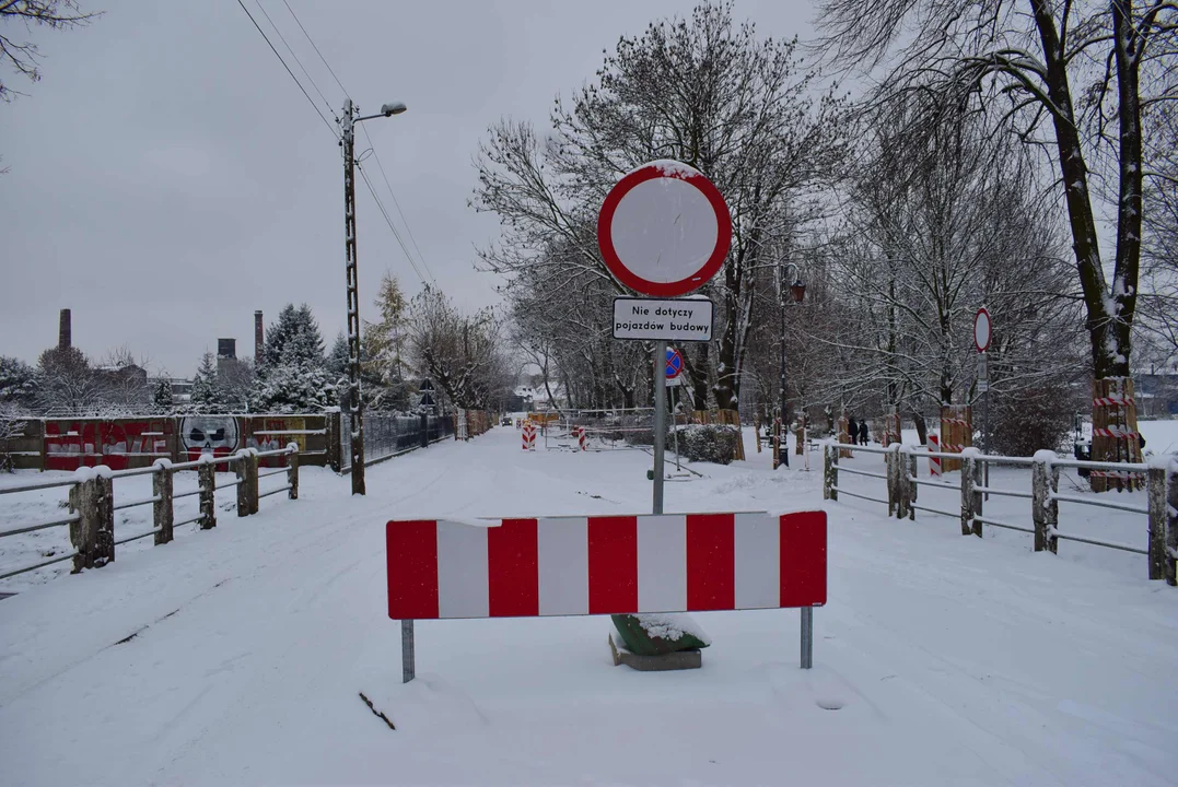 Ośnieżona ulica Barlickiego. Trwa remont, mimo niesprzyjających warunków [ZDJĘICA] - Zdjęcie główne