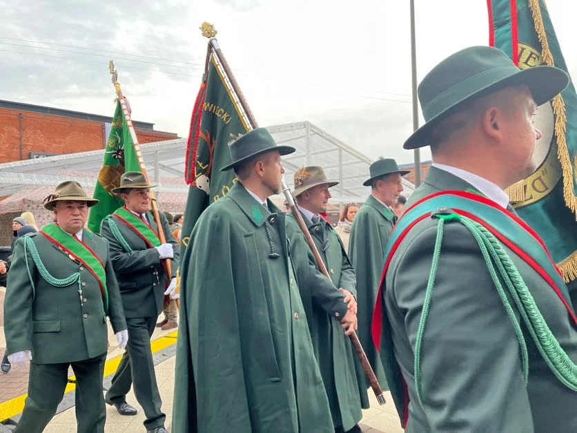 Obchody Święta Niepodległości w Łodzi na rynku Manufaktury