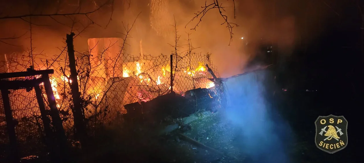 Potężny pożar niedaleko Płocka. Płonął budynek, w akcji kilka zastępów straży! [ZDJĘCIA] - Zdjęcie główne