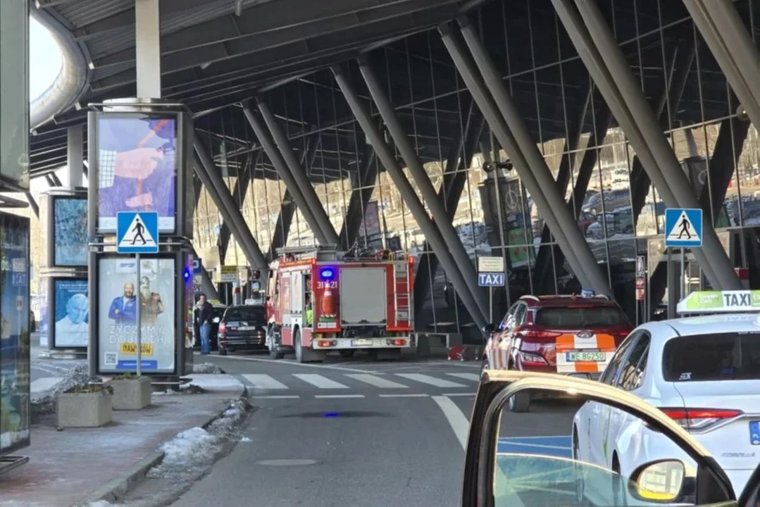 Akcja służb na łódzkim lotnisku. Wszystko przez kartonowe pudełko - Zdjęcie główne