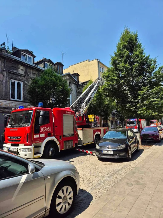 Część dachu kamienicy w centrum Łodzi osunęła się na chodnik