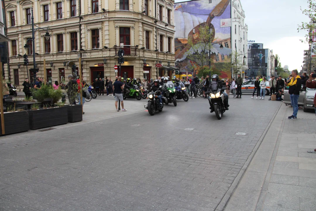 Wielka parada motocyklowa na ulicy Piotrkowskiej w Łodzi