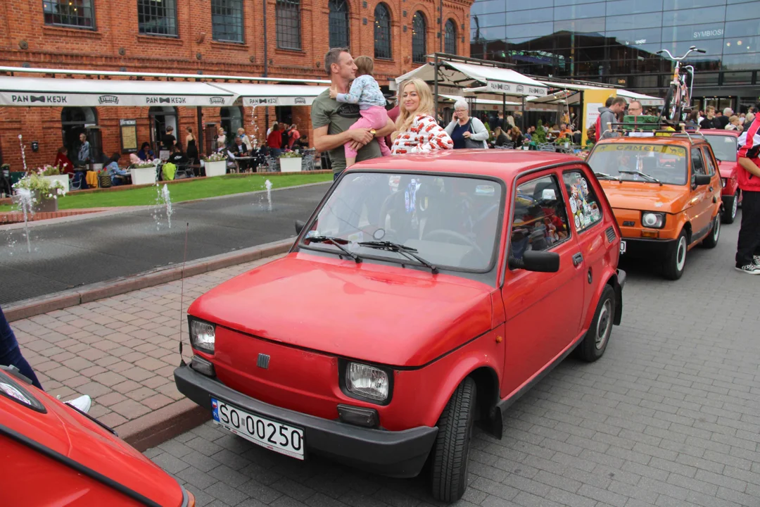 Wielki Zlot Maluchów na rynku w Manufakturze