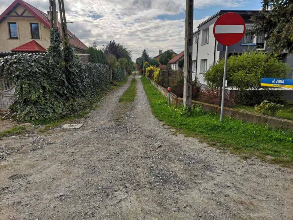 Mieszkańcy ulicy Diamentowej chcieli remontu drogi. Miasto odpowiada, że obecnie nie ma na to funduszy