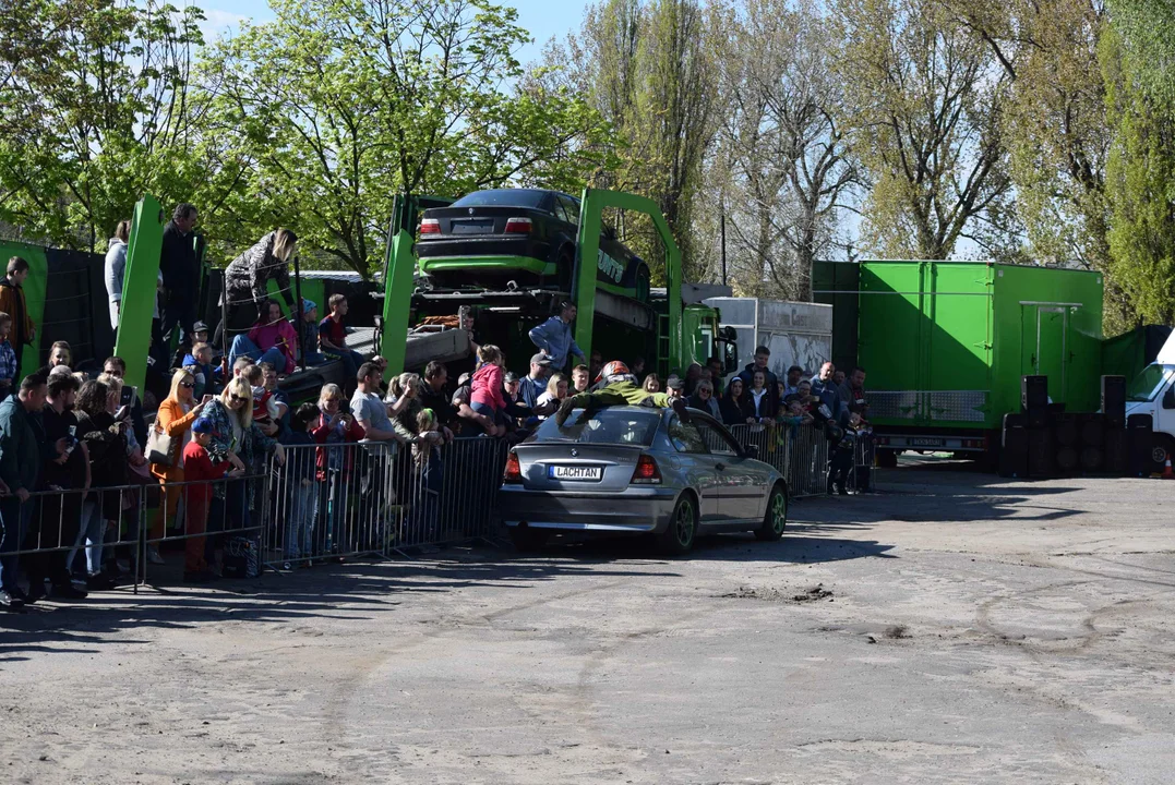 Giganty na czterech kołach zrobiły duże show! Widowiskowy pokaz monster trucków