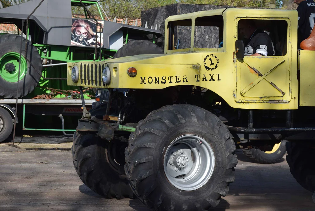 Giganty na czterech kołach zrobiły duże show! Widowiskowy pokaz monster trucków