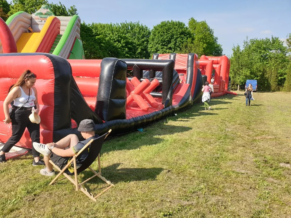 Piknik Strażacki w Dzierżąznej pod Zgierzem. Piękna pogoda i mnóstwo atrakcji, muzyki i dobrego jedzenia [zdjęcia]