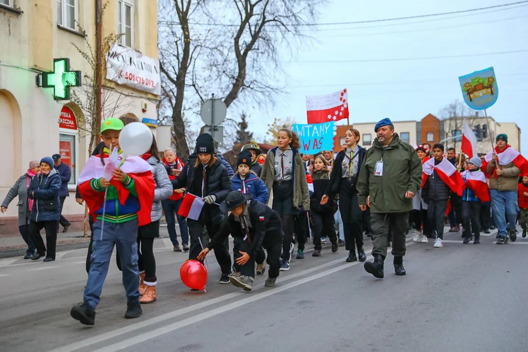 Pochody 11 listopada w Zgierzu. Mieszkańcy tłumnie uczestniczyli w uroczystościach Święta Niepodległości.