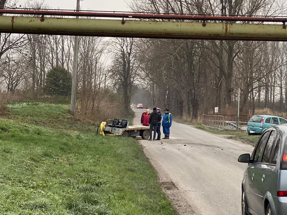 Wypadek w Dobrzelinie. Auto wpadło do rowu