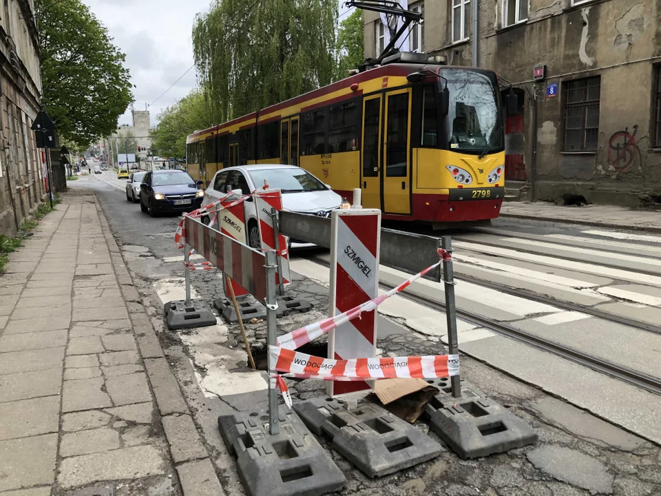 Zapadnięta jezdnia na ul. Franciszkańskiej w Łodzi