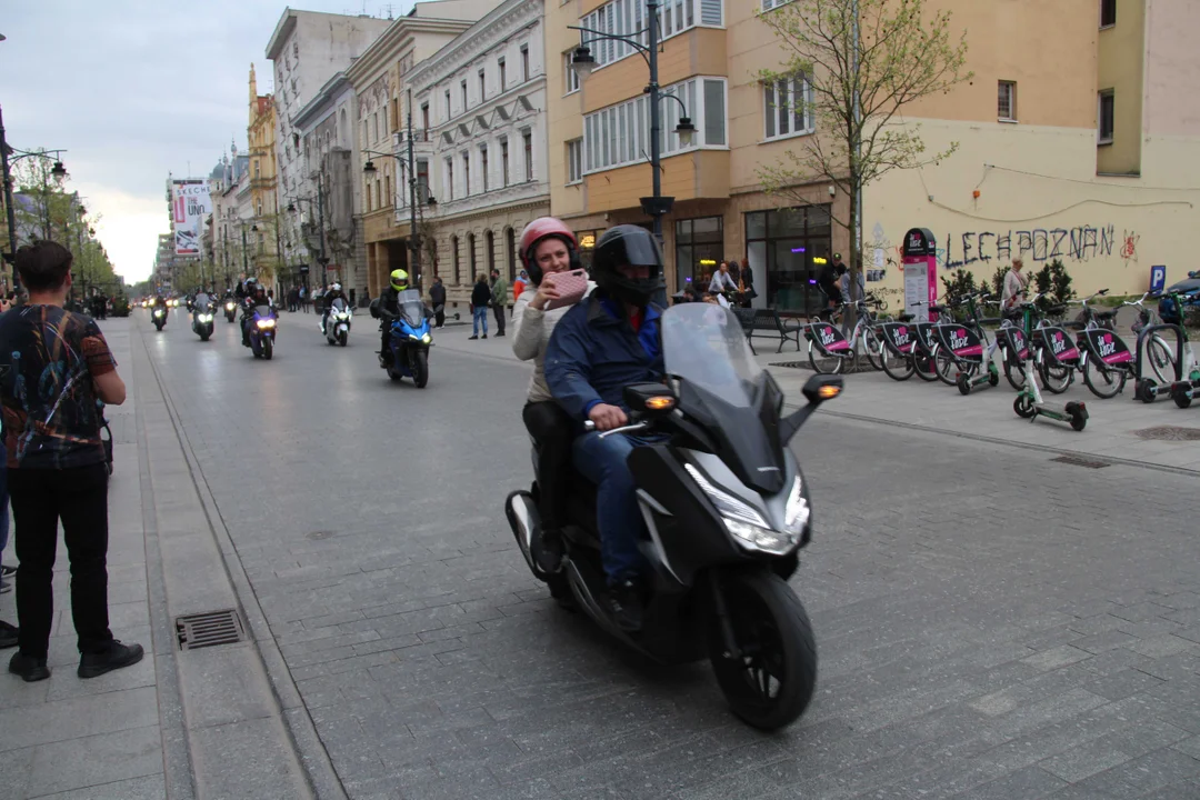 Wielka parada motocyklowa na ulicy Piotrkowskiej w Łodzi