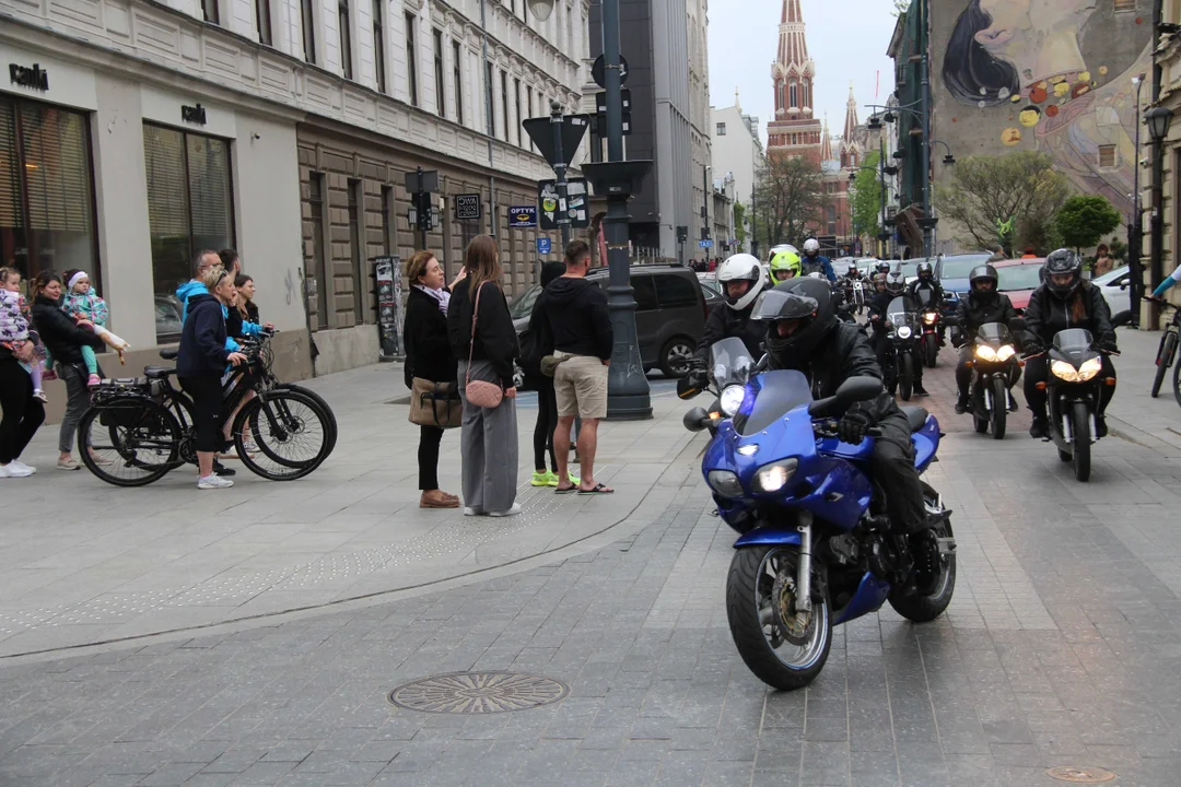 Wielka parada motocyklowa na ulicy Piotrkowskiej w Łodzi