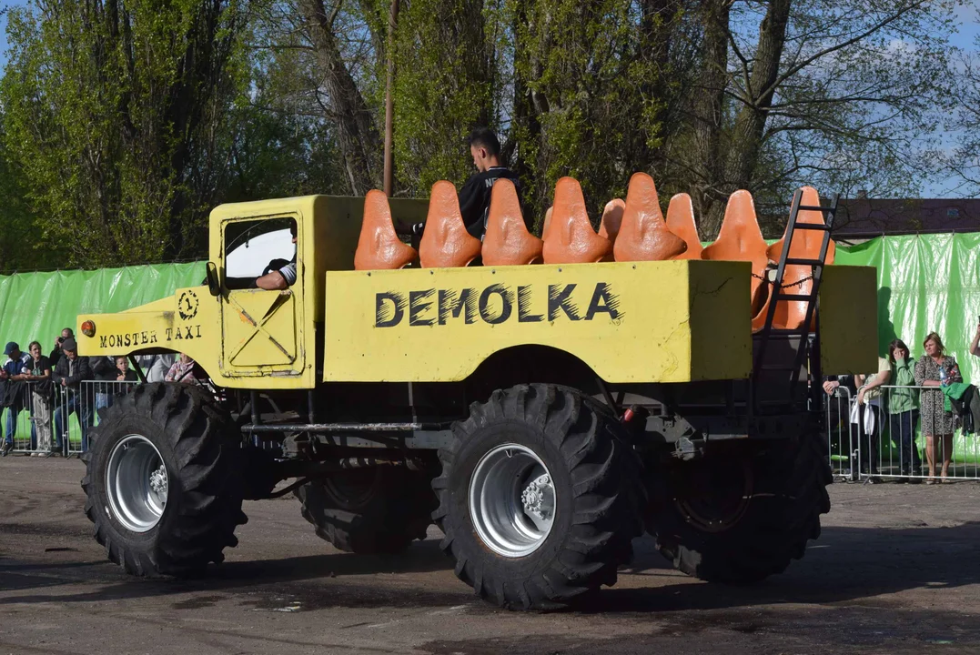 Giganty na czterech kołach zrobiły duże show! Widowiskowy pokaz monster trucków