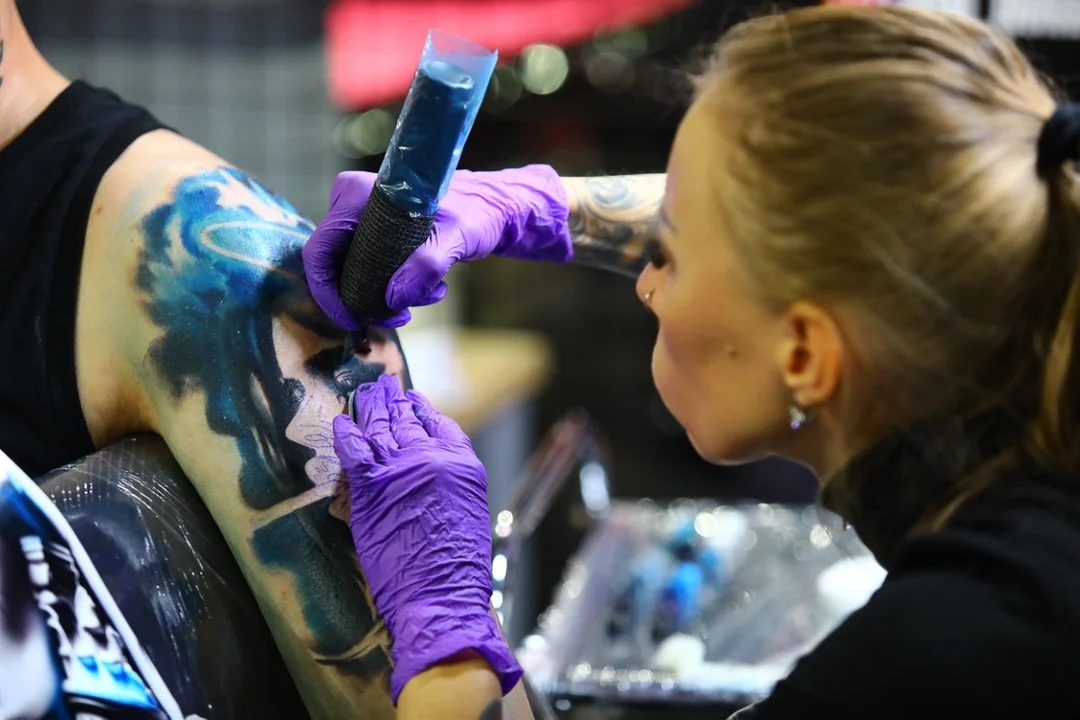 Łódź Tattoo Konwent w Atlas Arenie, wielu łodzian z nowymi dziarkami.