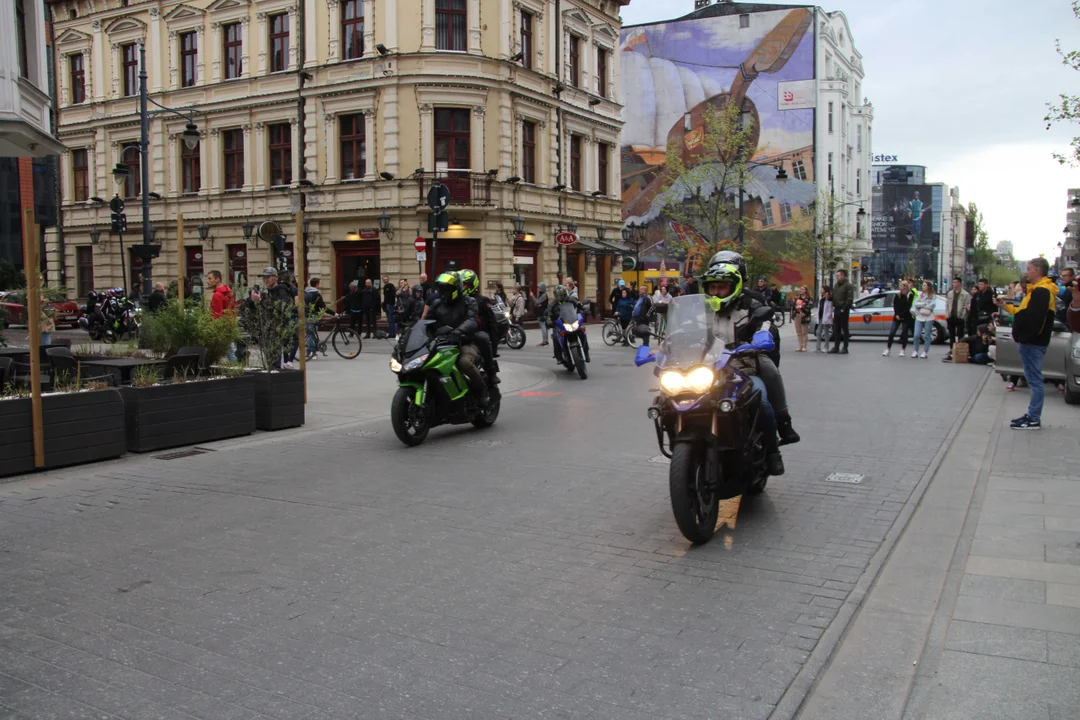 Wielka parada motocyklowa na ulicy Piotrkowskiej w Łodzi