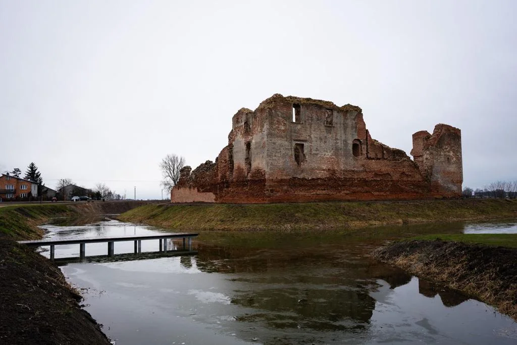 To klimatyczny zabytek w woj. łódzkim. Pokazali jak mógł wyglądać kiedyś (ZDJĘCIA)