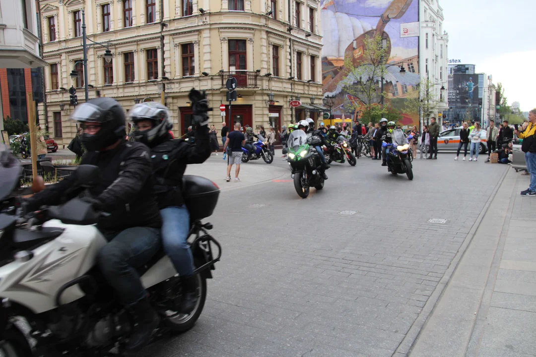 Wielka parada motocyklowa na ulicy Piotrkowskiej w Łodzi