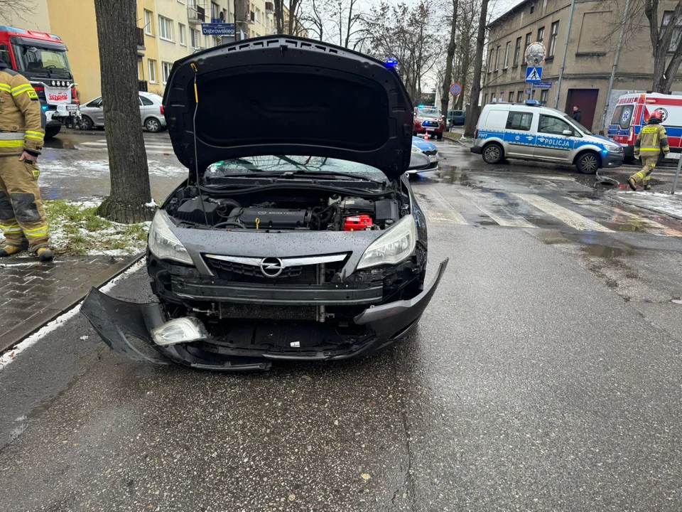 Wypadek w Łódzkiem. W Pabianicach zderzyły się samochód osobowy i pojazd transportu medycznego, 03.01.2024 r.