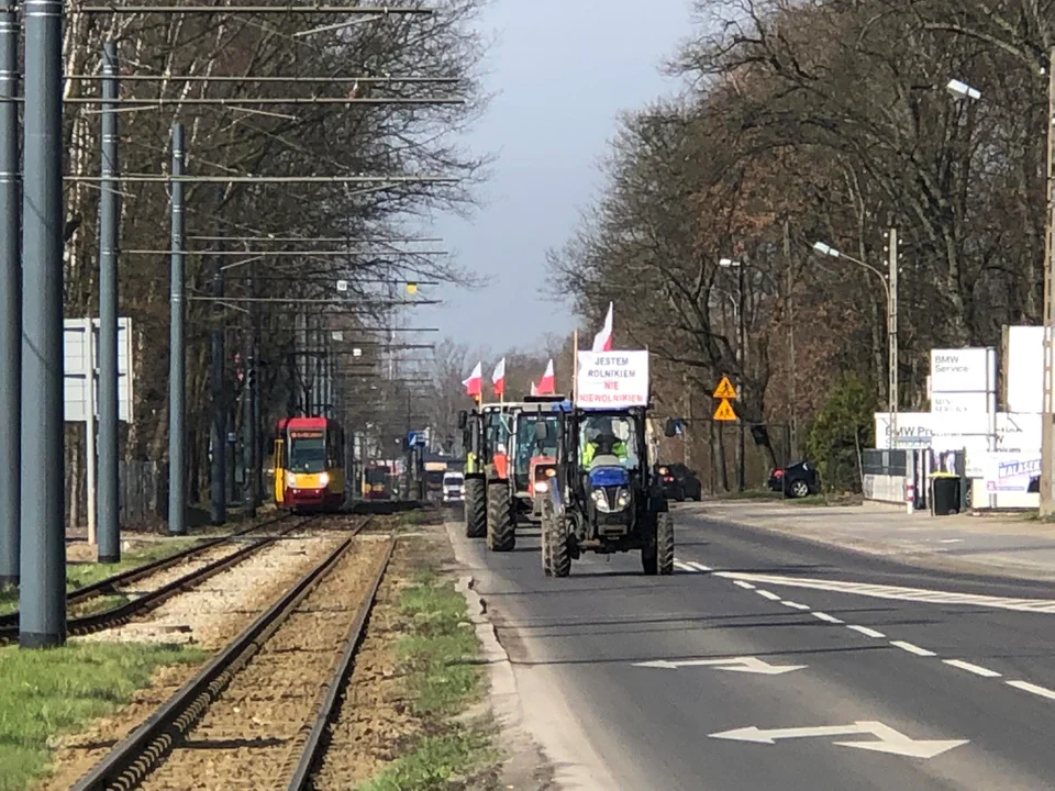 Protest rolników w Łodzi - skrzyżowanie Aleksandrowska/Szczecińska