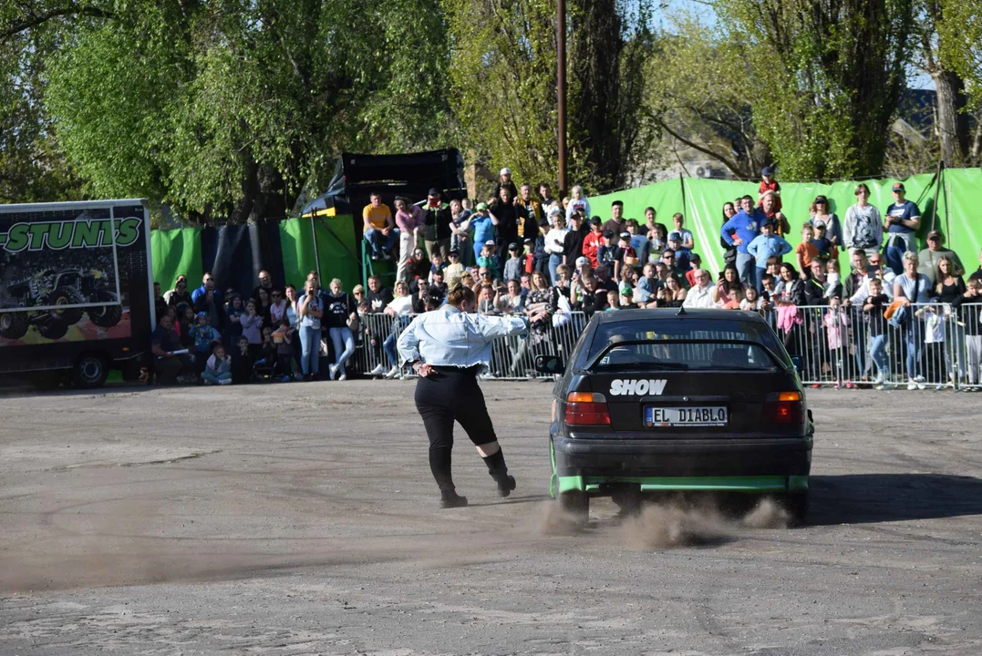 Giganty na czterech kołach zrobiły duże show! Widowiskowy pokaz monster trucków