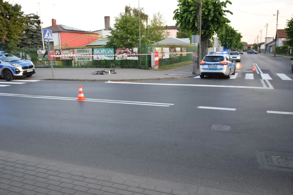 Groźny wypadek w centrum Zelowa. Rowerzysta ranny po zderzeniu z osobówką - Zdjęcie główne