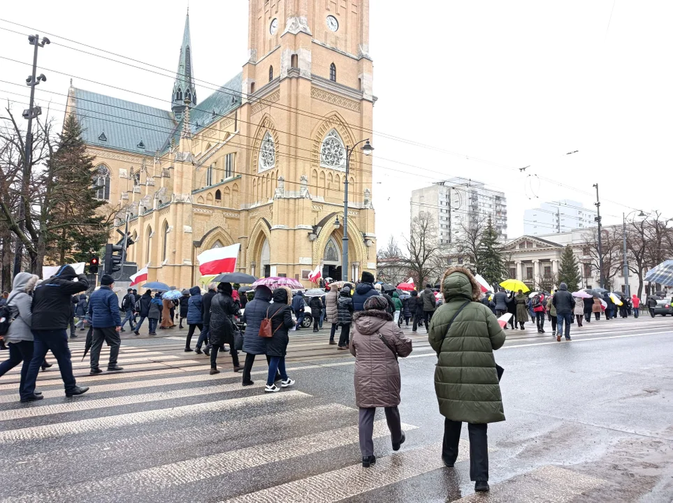 Marsz papieski w Łodzi. Setki łodzian ruszyło ulicami miasta [zdjęcia]