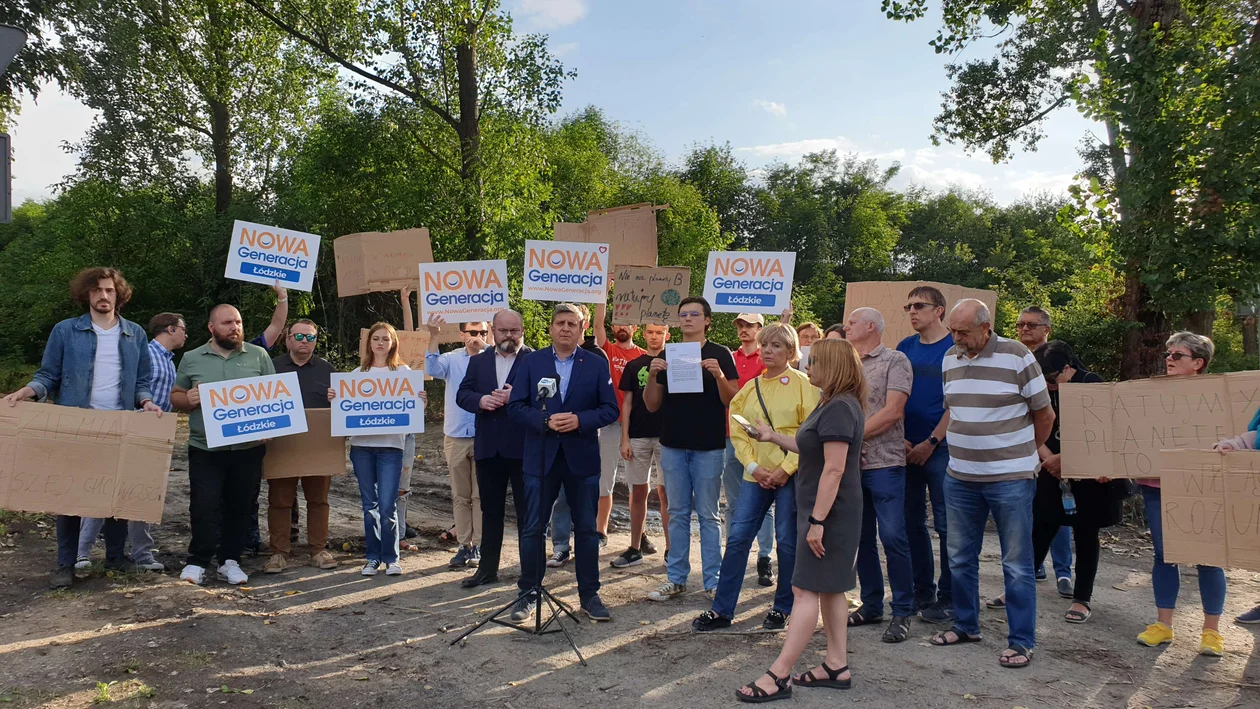 Młodzież przed składowiskiem odpadów chemicznych w Zgierzu