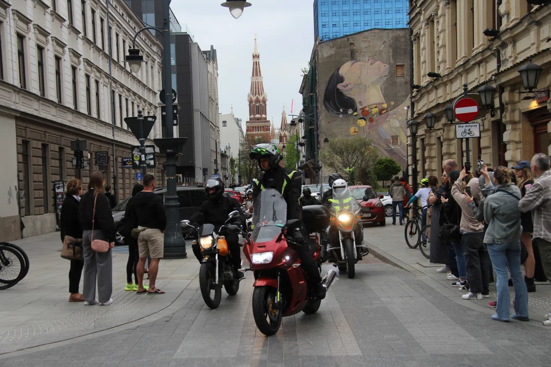 Wielka parada motocyklowa na ulicy Piotrkowskiej w Łodzi