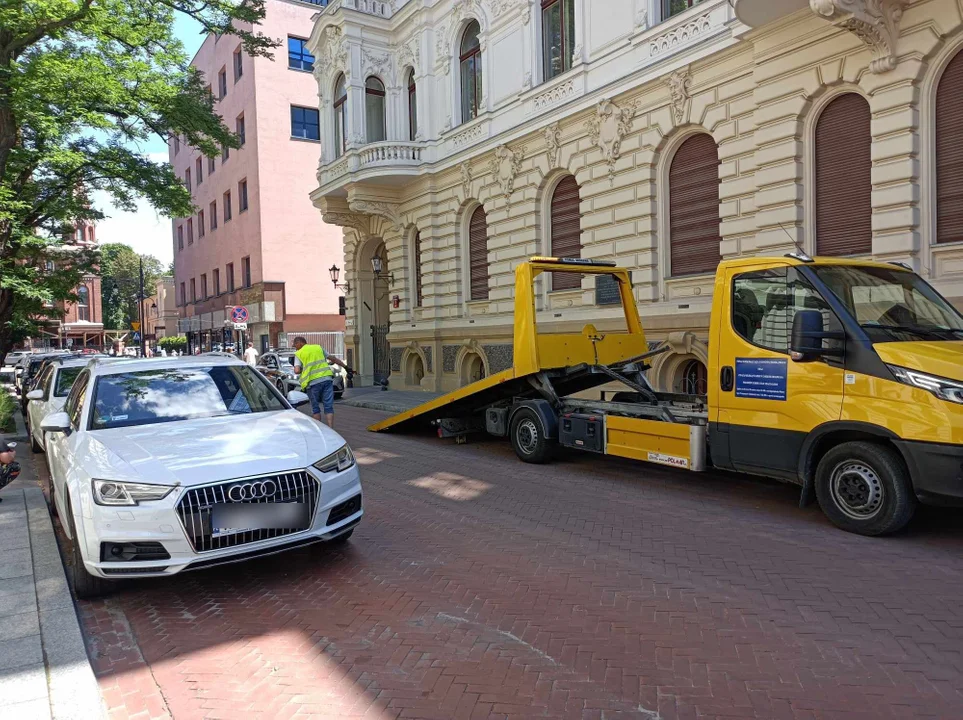 Zastawił wyjazd z kamienicy w centrum Łodzi. Odjechał na lawecie