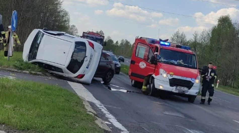 Groźny wypadek pod Szczercowem. Służby pracują na miejscu zdarzenia - Zdjęcie główne