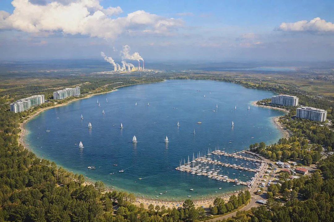 Sztuczne jezioro w kopalni Bełchatów