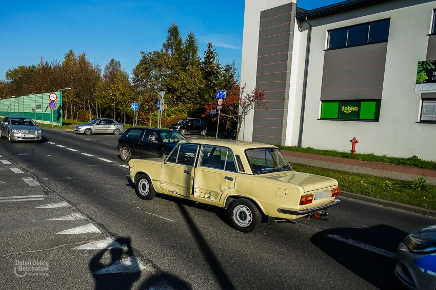 Wypadek na al. Wyszyńskiego. Policyjny motocykl zderzył się z osobówką