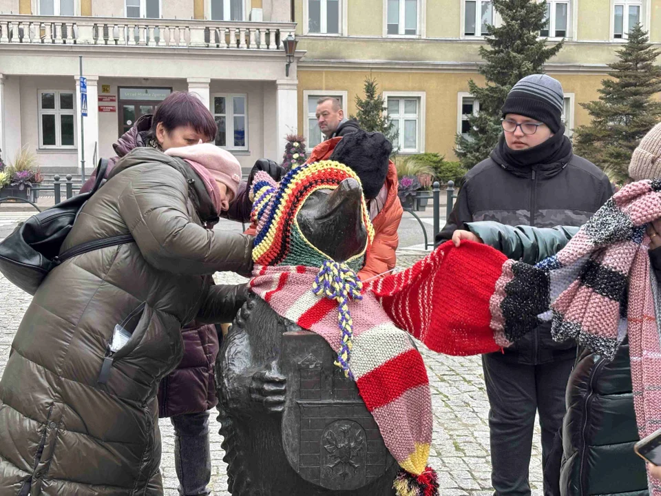 Pomnik w centrum miasta udekorowany przez grupę „Zamontanki”