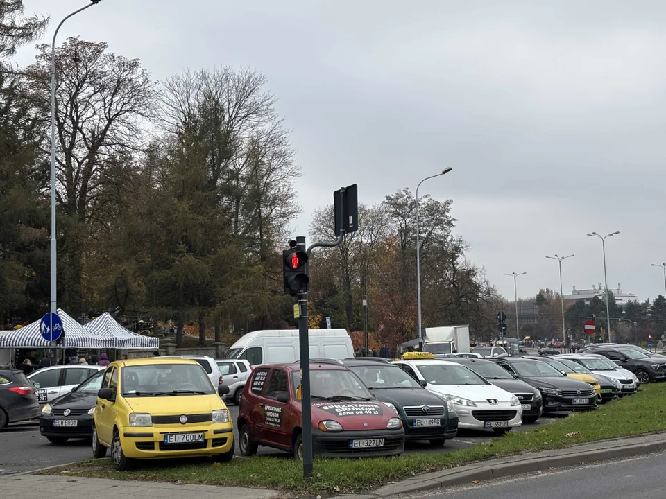 Korki w okolicach cmentarza na Dołach