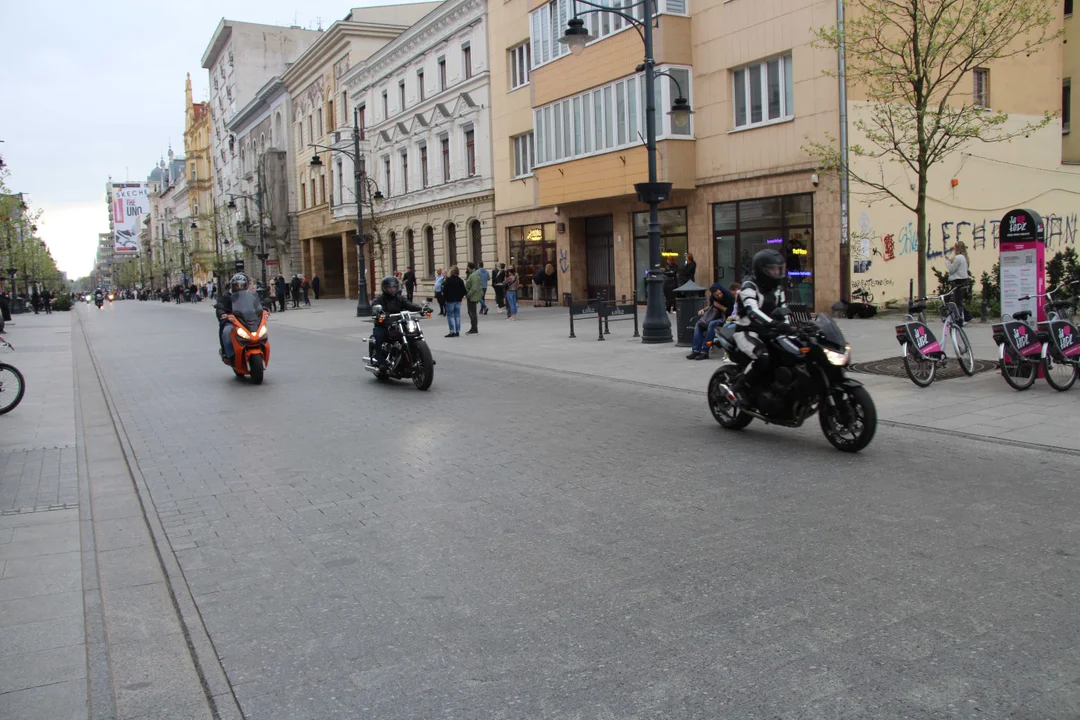 Wielka parada motocyklowa na ulicy Piotrkowskiej w Łodzi