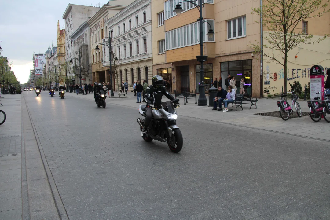 Wielka parada motocyklowa na ulicy Piotrkowskiej w Łodzi