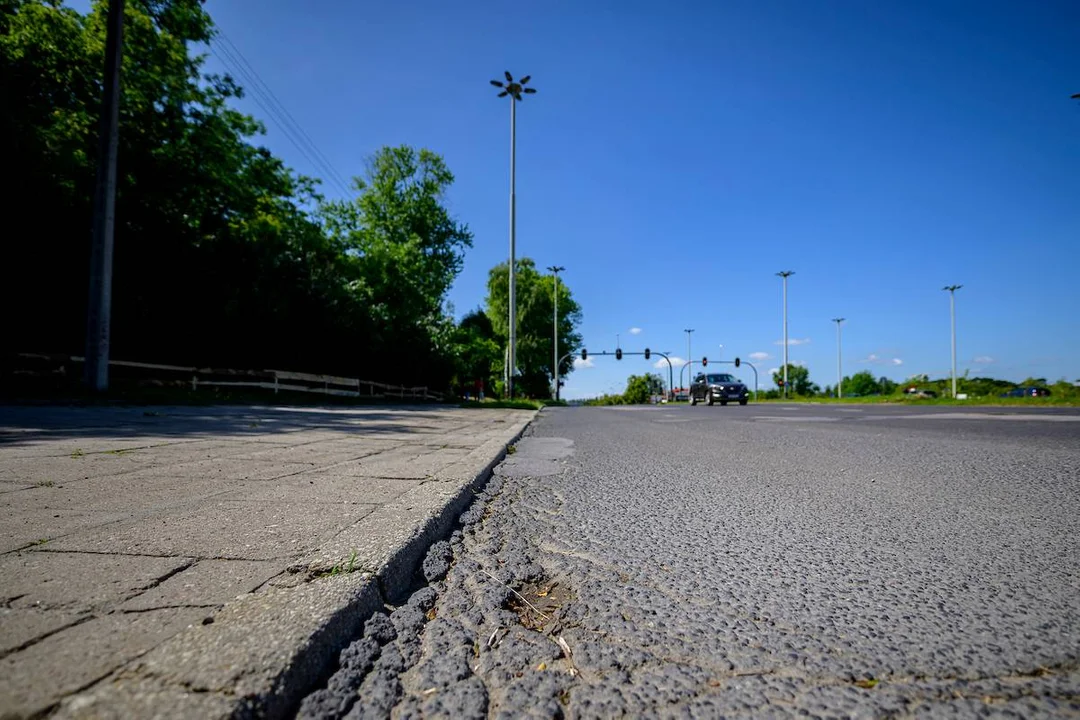 Rzgowska do zaorania. Asfalt do zdjęcia, chodniki do zera - Zdjęcie główne
