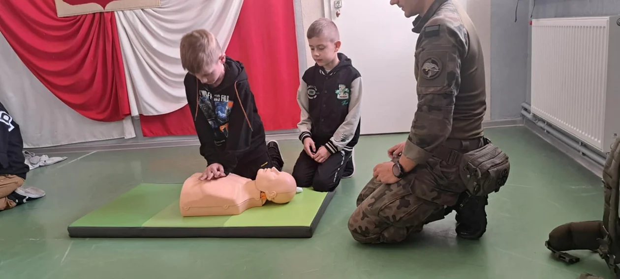 Żołnierze odwiedzili maluchy w szkole podstawowej w Czernikowie