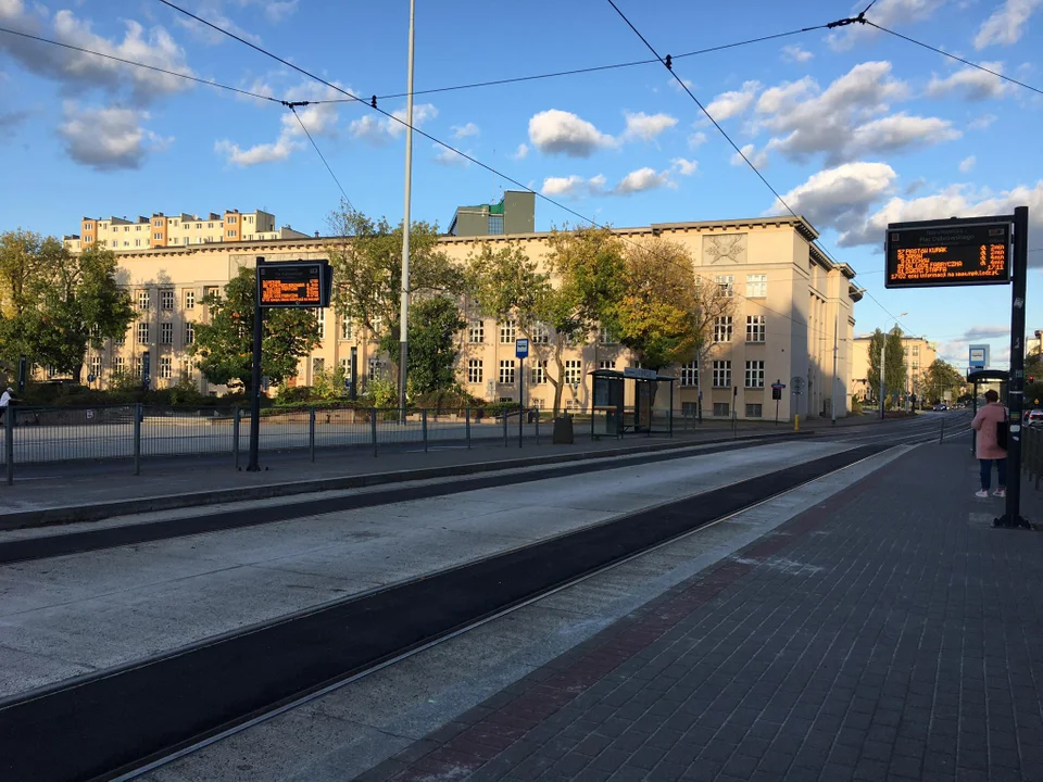 Koniec remontu pasa autobusowo-tramwajowego na pl. Dąbrowskiego w Łodzi