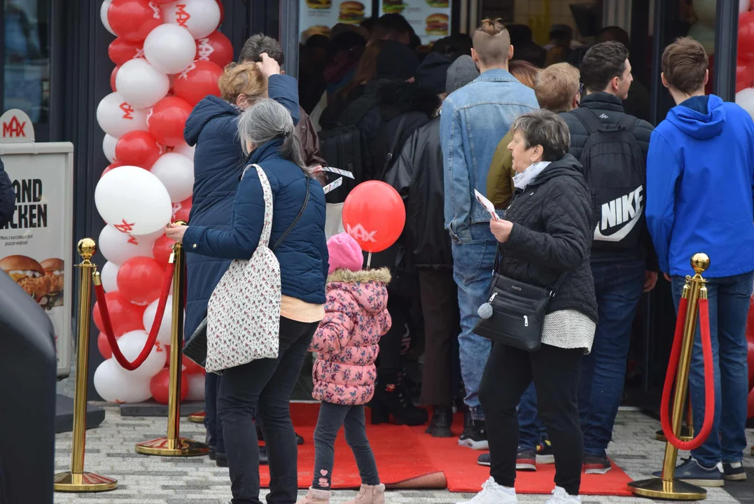 Tłumy łodzian na otwarciu restauracji MAX Premium Burgers. Tego jeszcze w Łodzi nie było [ZOBACZ ZDJĘCIA]