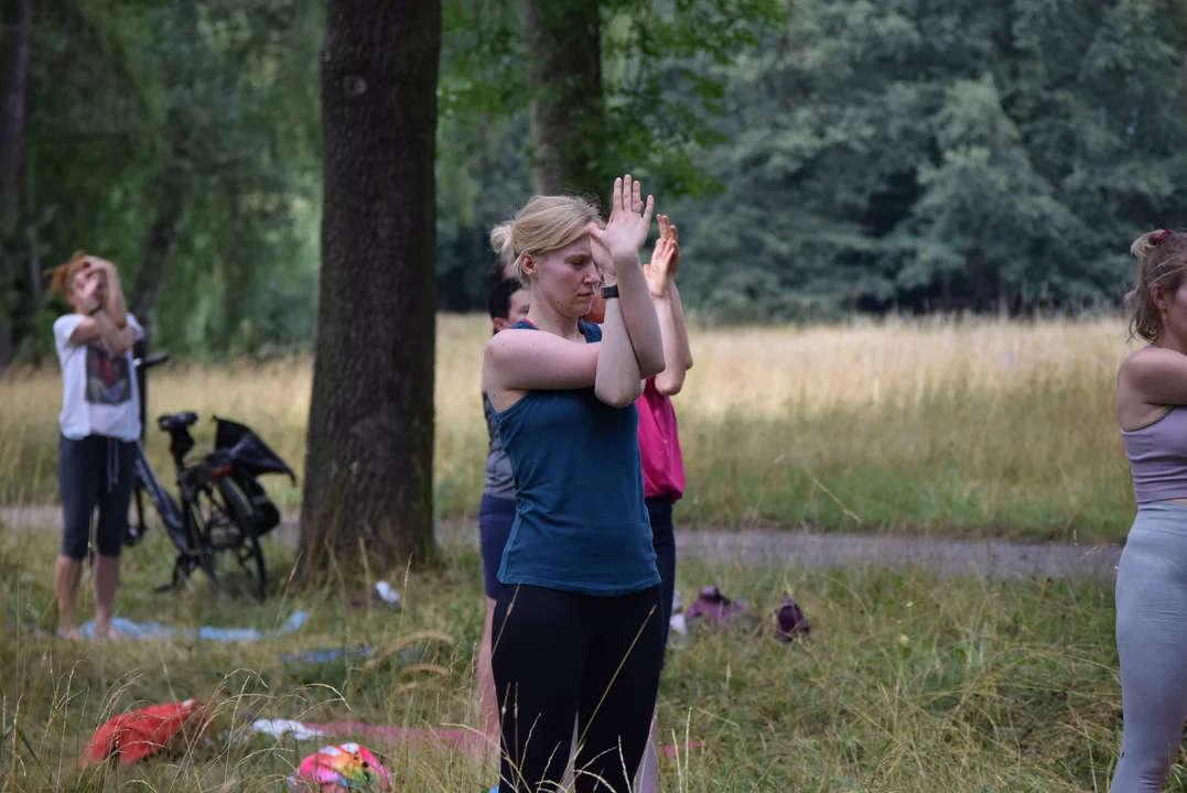 Joga w parku na Zdrowiu