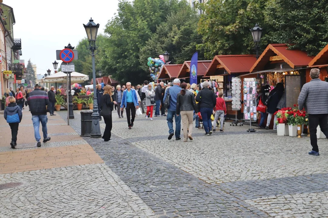 Centrum Kutna tętni życiem. Na mieszkańców czeka m.in. Teatr Wagabunda i wystawa samochodów