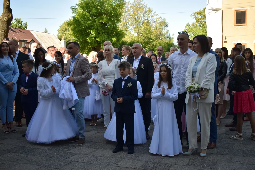 Uczniowie z SP nr 5 w Zgierzu po raz pierwszy przyjęli Komunię Świętą. Uroczystość w parafii Matki Bożej Dobrej Rady [ZDJĘCIA] - Zdjęcie główne