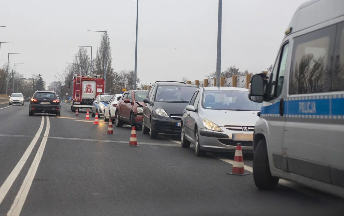 Kraksa z udziałem kilku aut na wiadukcie. Na miejscu kutnowskie służby [ZDJĘCIA] - Zdjęcie główne