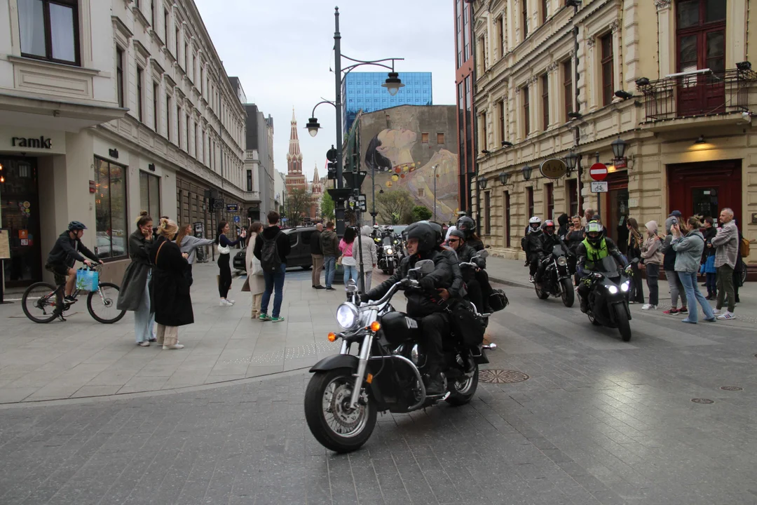 Wielka parada motocyklowa na ulicy Piotrkowskiej w Łodzi