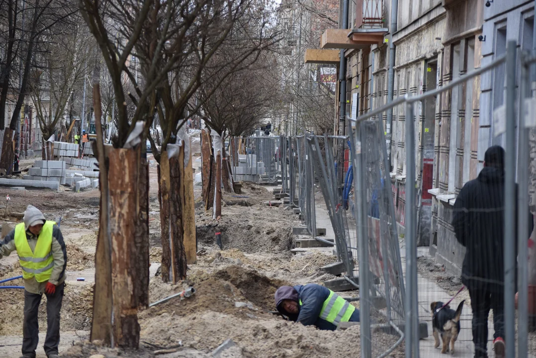 Mieszkańcy mają dość zalegających śmieci w centrum Łodzi. „Flaszek jest więcej niż robotników” [zdjęcia]