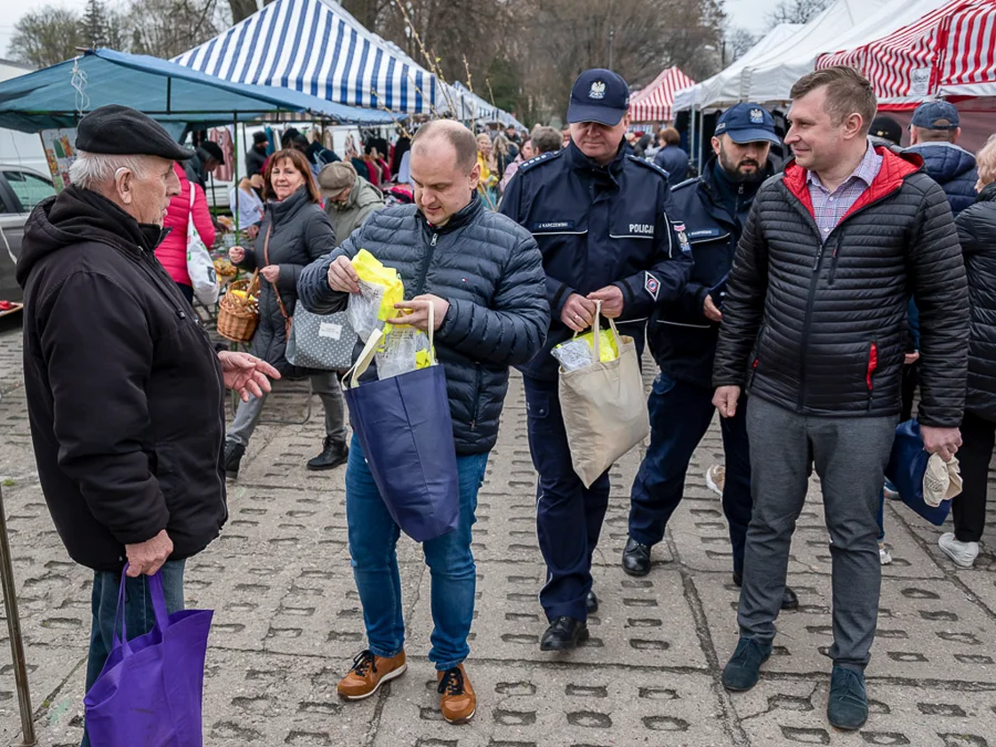 Policjanci i urzędnicy pojawili się na targowisku w Zelowie