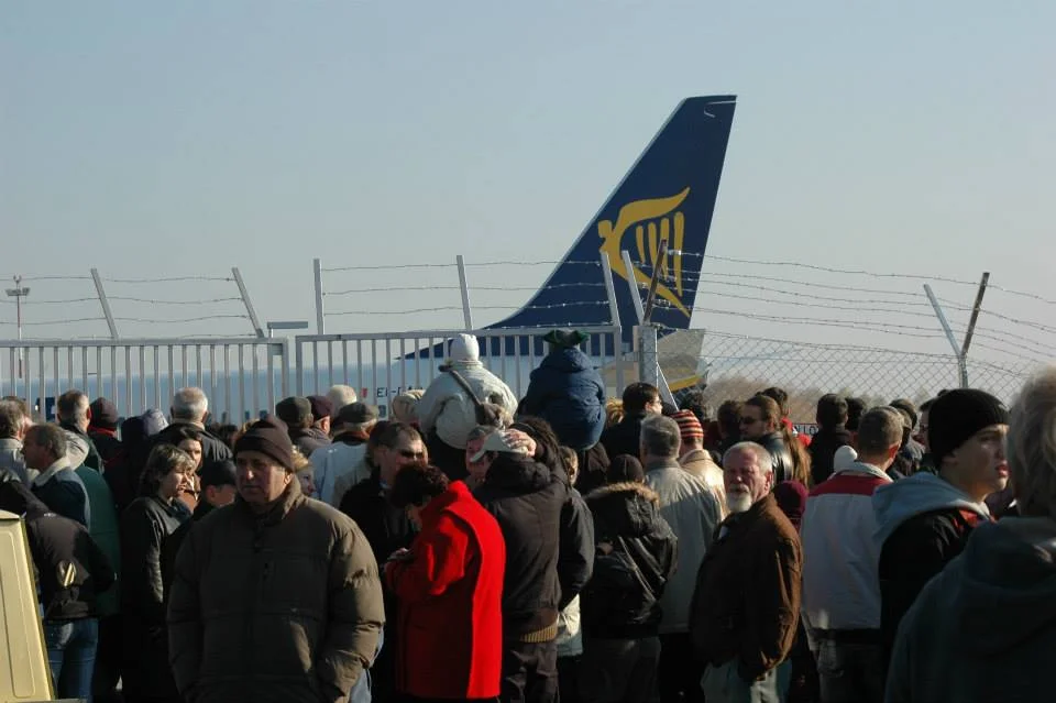 Powitalny szampan i tłumy gapiów. 18 lat temu Ryanair wylądował w Łodzi. Jak dziś celebruje ten dzień? - Zdjęcie główne