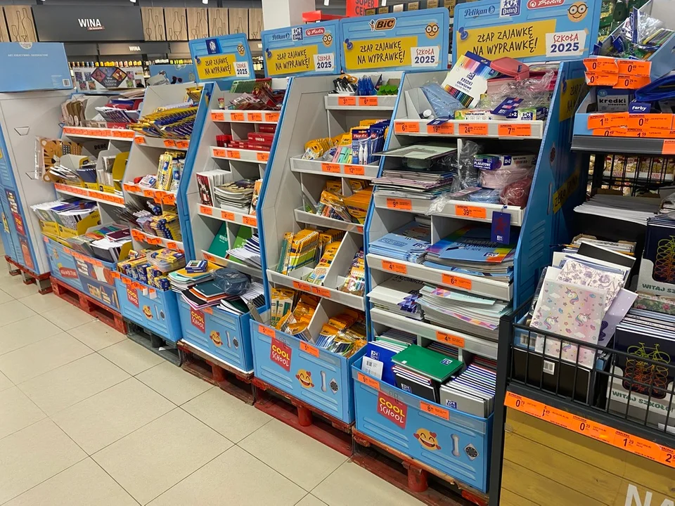 300 zł z programu Dobry Start. Czy wystarczy na szkolną wyprawkę z supermarketu? - Zdjęcie główne